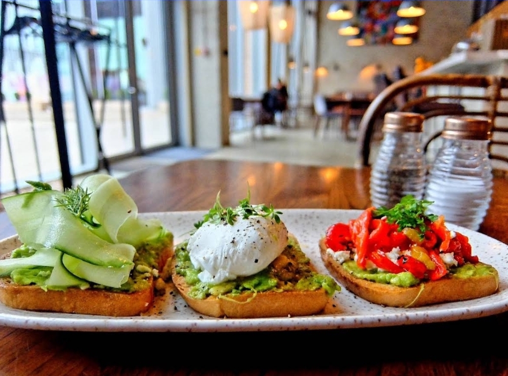 Glutenfri avokadotoast med gurka, pocherat ägg och grillad paprika